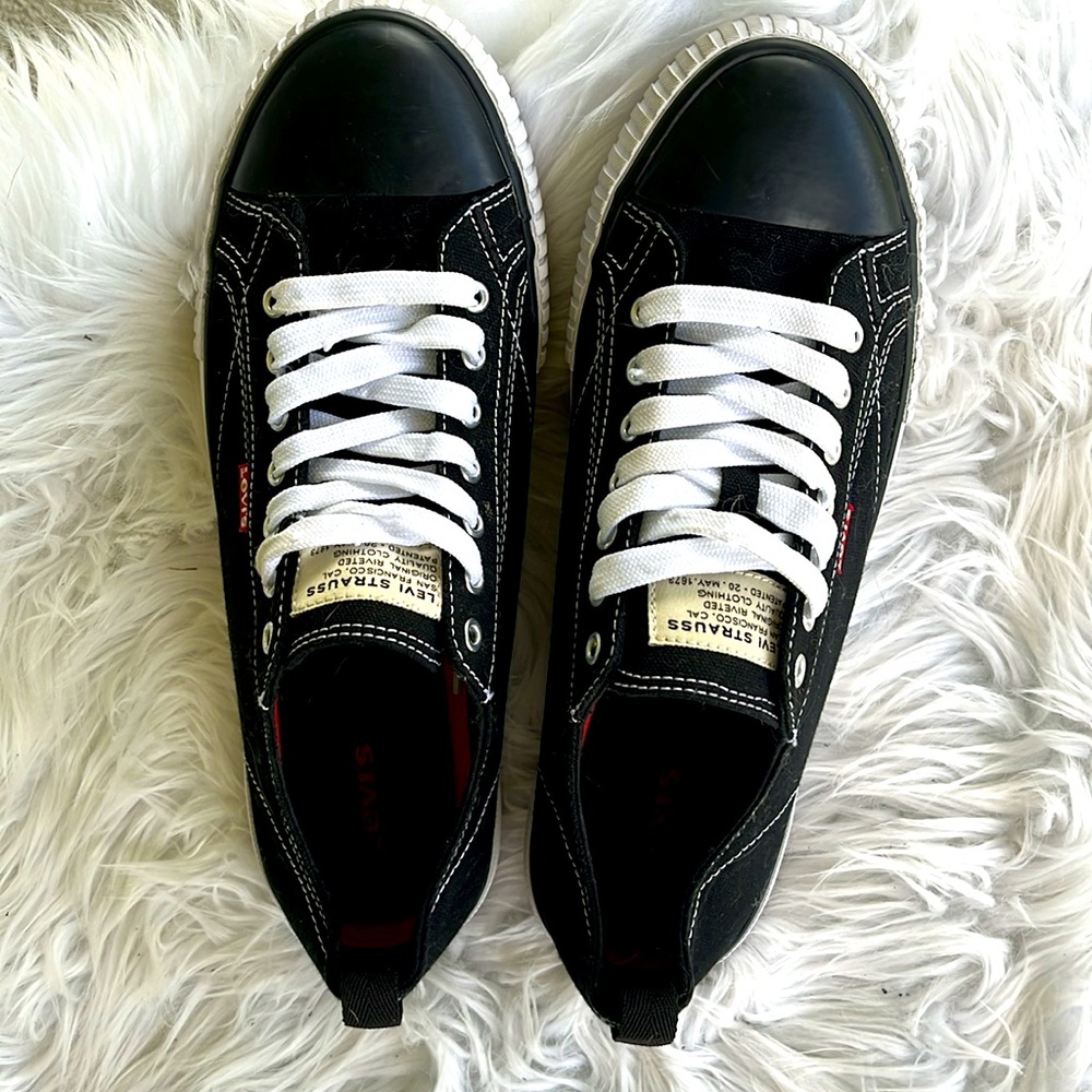NWOT. Levis Mens Anika Canvas Low-Top Sneakers Black/White Sz 9
